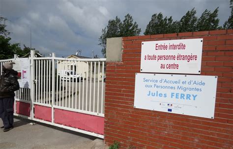 Calais Malgr Le D Mant Lement Une Salle Commune Pour Les Migrants