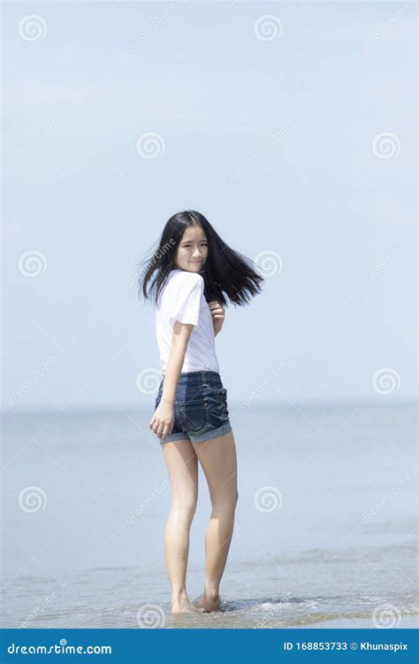 Adolescent Asiatique Relaxant Avec Bonheur Sur La Plage De Mer De