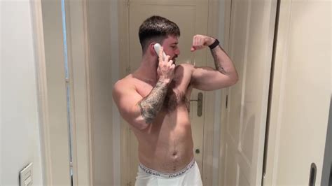 与肌肉发达的运动员进行身体交换 Pornhub Gay