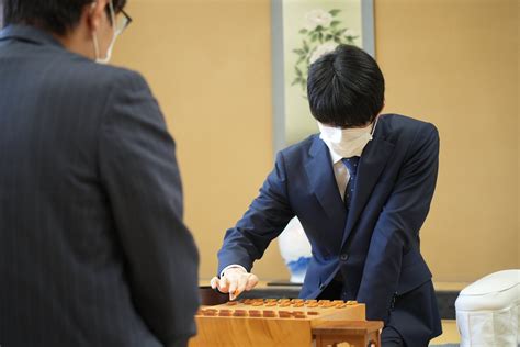 朝日新聞将棋取材班 On Twitter 北〕渡辺明名人への挑戦権を懸けたa級順位戦挑戦者決定プレーオフが始まりました。藤井聡太竜王ー広瀬章人八段戦。今期順位戦、唯一の振り駒の結果、先手は