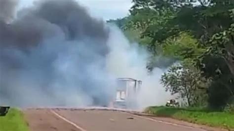 Caminhão carregado fogos de artifício pega fogo na BR 272 no PR