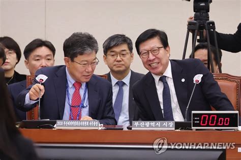 대화하는 박형준 부산시장 윤상직 부산엑스포 유치위 사무총장 연합뉴스