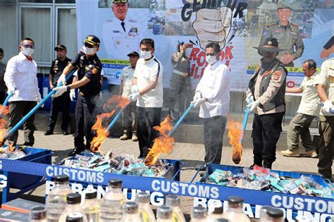 Tedy Rusmawan Ikut Musnahkan Juta Batang Rokok Ilegal Jabar News