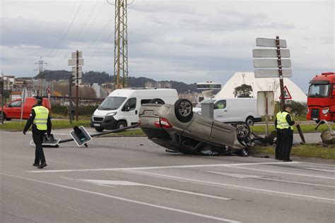 En Im Genes Espectacular Accidente De Tr Fico A La Entrada De Avil S