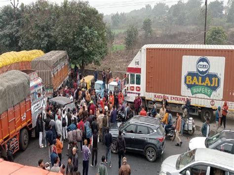 Chakka Jam In Jhansi Against Increase In Punishment झांसी में बस ट्रक