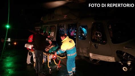 Aeronautica Militare On Twitter Nella Cuore Della Notte Un Elicottero