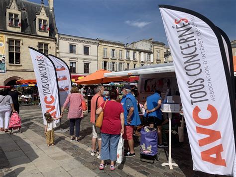 Je Marche Avc Le Minibusavc Sur Le March De Libourne