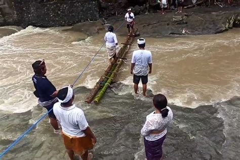 Jembatan Putus Warga Bongan Gede Lewat Titi Darurat Ke Pura Beji