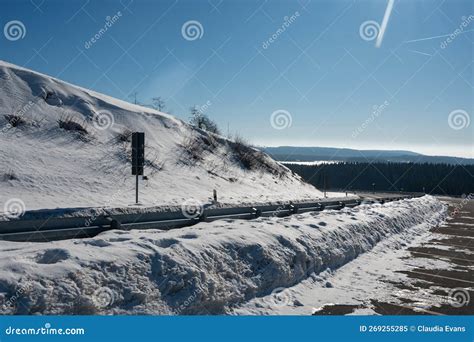 Route Sur La Wasserkuppe En Hiver Avec Beaucoup De Neige Image Stock