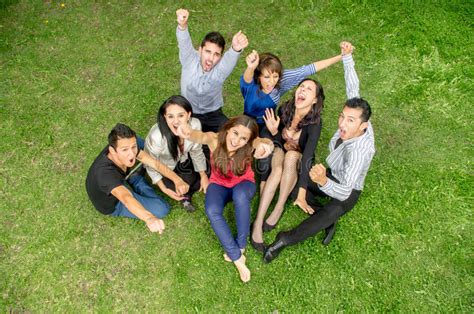 Grupo De Amigos Que Levantan Las Manos Al Aire Libre Imagen De Archivo