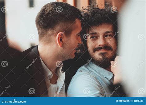 Amigos Diversos Casal Gay Abraçando Os Homens De Geração Legal Elegantes Que Namoram No Amor