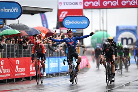 As It Happened Victory For Groves And Crashes Aplenty On Giro D Italia