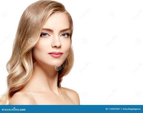 De Modelvrouw Van Het Blondehaar Mooie Lange Krullende Blonde Kapselfe Stock Afbeelding Image