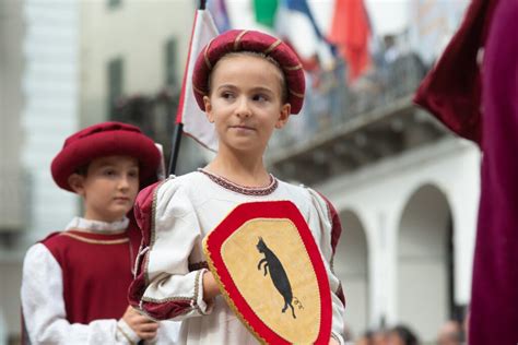 Palio Di Asti Tanti Applausi Ed Emozioni Per La Sfilata In Costume Dei