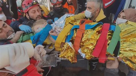 Menina é resgatada após 4 dias sob os escombros de terremoto na Turquia