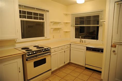 Rental House Kitchen Yellow Walls Yellow Fixtures And Appliances