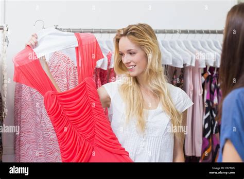 Femme blonde robe rouge Banque de photographies et dimages à haute résolution Alamy