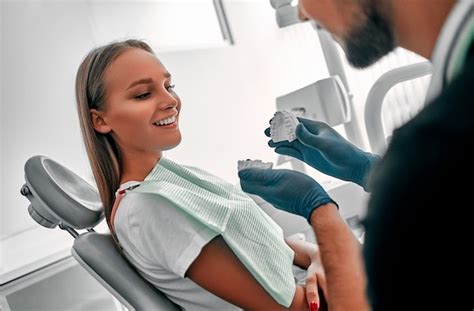 Dentista Masculino Segurando Dentadura Modelo De Dentes Mostrando E