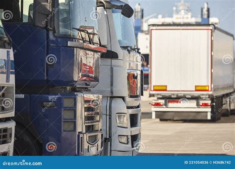 Transport Und Logistikindustrie Lkw Und Schiff Im Hafen Stockfoto