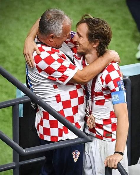 Qatar Abrazo Entre Luka Modric Con Su Padre La Emotiva