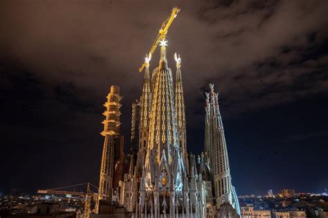 V Deo La Sagrada Fam Lia Illumina Per Primera Vegada Les Torres Dels