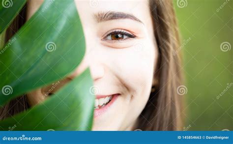 Beau Plan Rapproch Naturel De Jeune Femme Derri Re La Grande Feuille