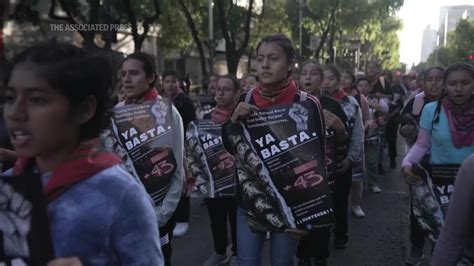 Marcha conmemora noveno aniversario de desaparición de 43 estudiantes