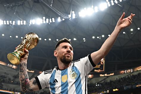 El influencer colombiano se tatuó Messi en la cara antes de