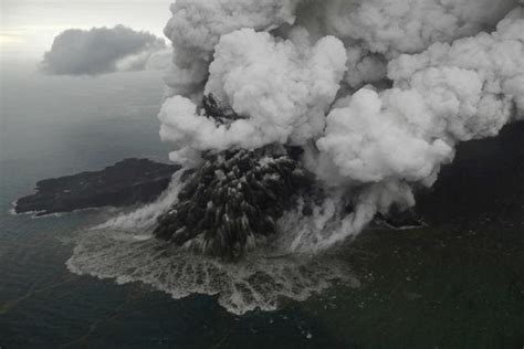 Indonesian Volcano Shrinks After Collapse Sparks Deadly Tsunami World