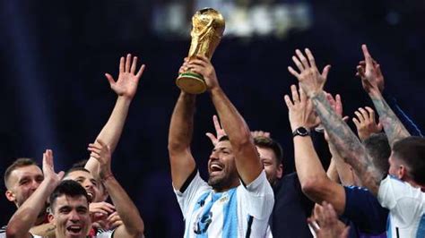 Video El Kun Agüero Presentó La Camiseta De Los Festejos De Argentina