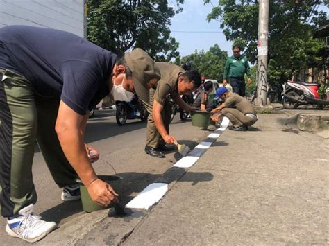 Jumat Bersih Pegawai Pemkot Tangerang Laksanakan Kerja Bakti