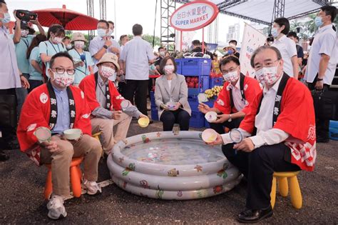 最純潔荷蘭寶の阿嬤南宇 日台交流協會：「🍇台日水果夏祭︱日台フルーツ夏祭🍍就在剛剛有一位神秘嘉賓也潛入現場和大家一起歡度慶典啦🥳」 蔡