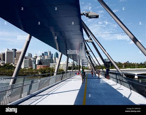 WALKERS AND PEDESTRIANS ON THE GOODWILL BRIDGE OVER THE RIVER BRISBANE