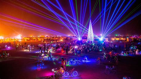 People Go All Out For This Once In a Lifetime Event: Burning Man ...