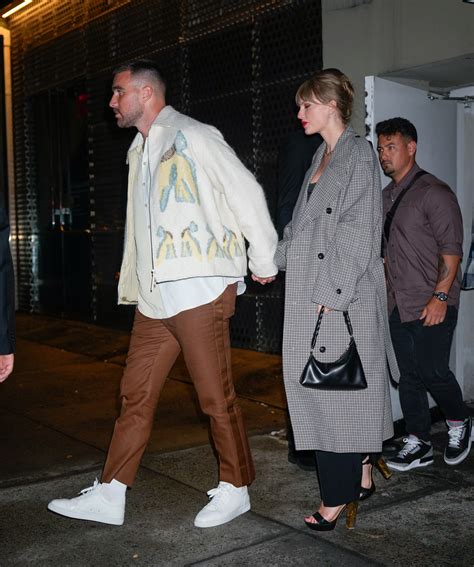 Watch Taylor Swift And Travis Kelces Post Show Kiss In Argentina