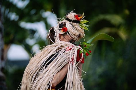 Mujer Con Plantas De Pie Al Aire Libre Foto Premium