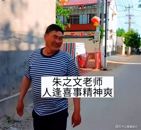 大衣哥在家中唱歌迎接儿媳妇：陈萌懂事孝顺，与朱小伟感情升温