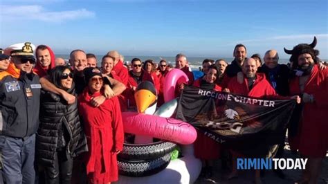 A Riccione Il Inizia Con Un Tuffo In Mare