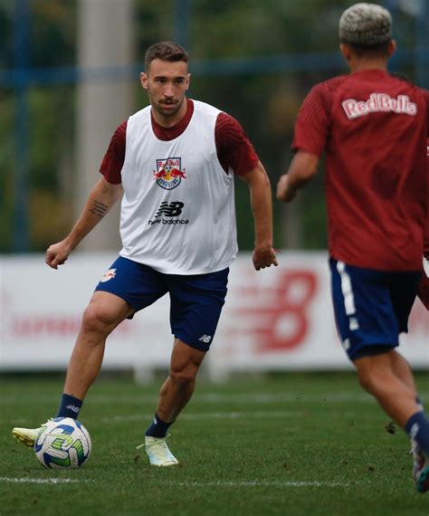 Léo Ortiz volta a treinar elenco do Bragantino e pode ser