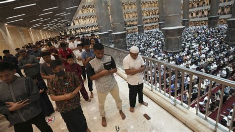 Shalat Tarawih Pertama Jelang Puasa Ramadan Di Istiqlal Vlix Id