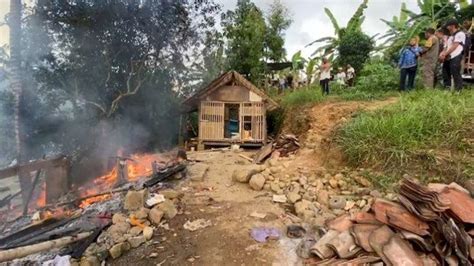 Breaking News Diduga Jadi Tempat Prostitusi Warga Bakar Rumah Di