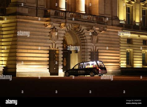 Le Cercueil De La Reine Élisabeth Ii Arrive à La Royal Hearse Au Palais