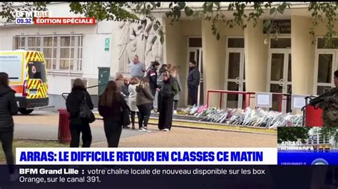 Enseignant tué à Arras des fleurs déposées devant l établissement