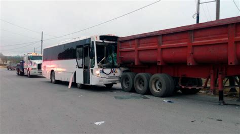 Choca camión de personal contra unidad de carga en Nuevo León hay 15