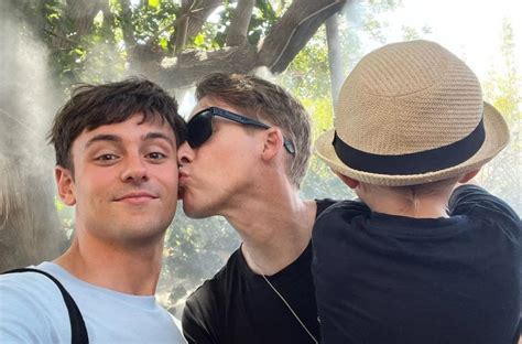 Tom Daley e Dustin Lance Black dão as boas vindas ao segundo filho e