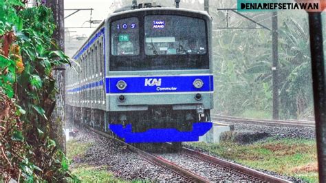 Kumpulan Krl Commuter Line Menembus Hujan Deras Di Tempat