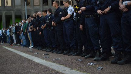 Après le discours de Macron les policiers manifestent à Paris