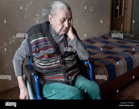 Vieille Femme Assise En Fauteuil Roulant Banque De Photographies Et D