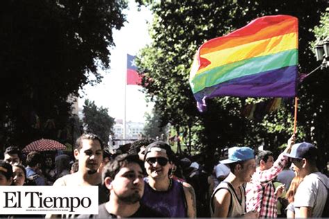 Marchan en Santiago por matrimonio igualitario y adopción homoparental