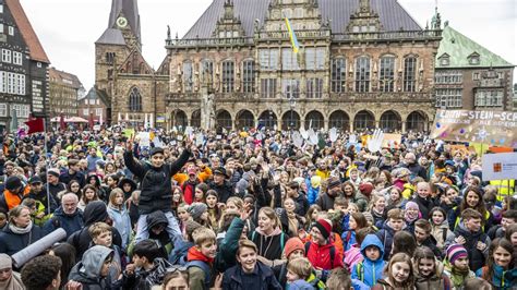 Demo in Bremen Mehr Geld für freie Schulen gefordert